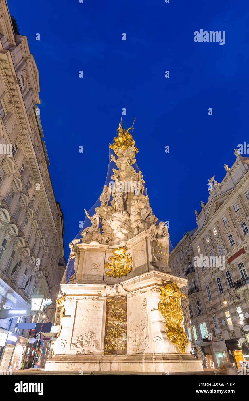 Vienna, Austria peste monumento di scultura nella città vecchia sulla strada principale del centro di Vienna Foto Stock