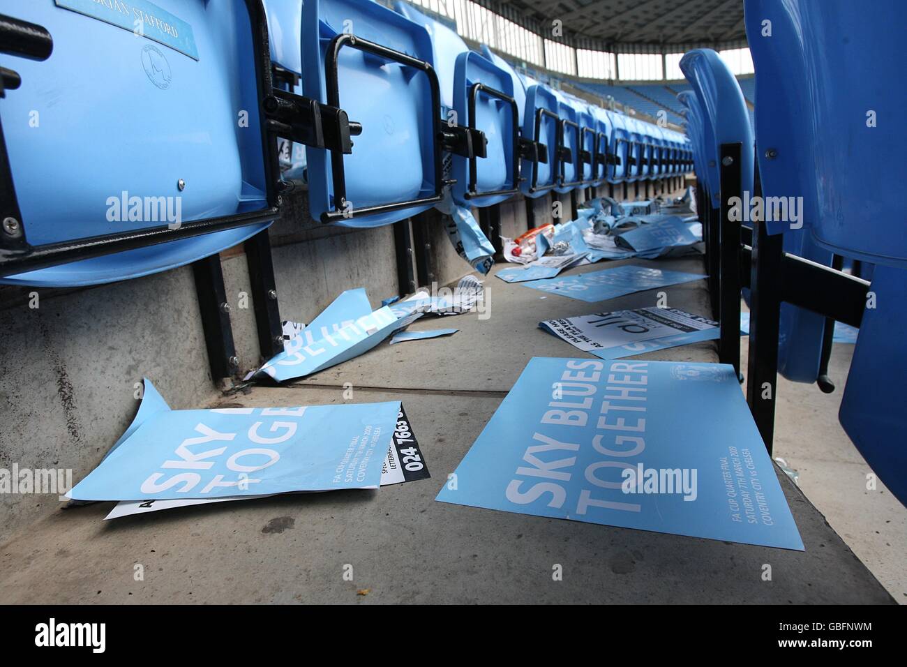 Calcio - fa Cup Sesto turno - Coventry City / Chelsea - Ricoh Arena. Vista generale dei manifesti di Coventry City a terra dopo la loro sconfitta a Chelsea Foto Stock