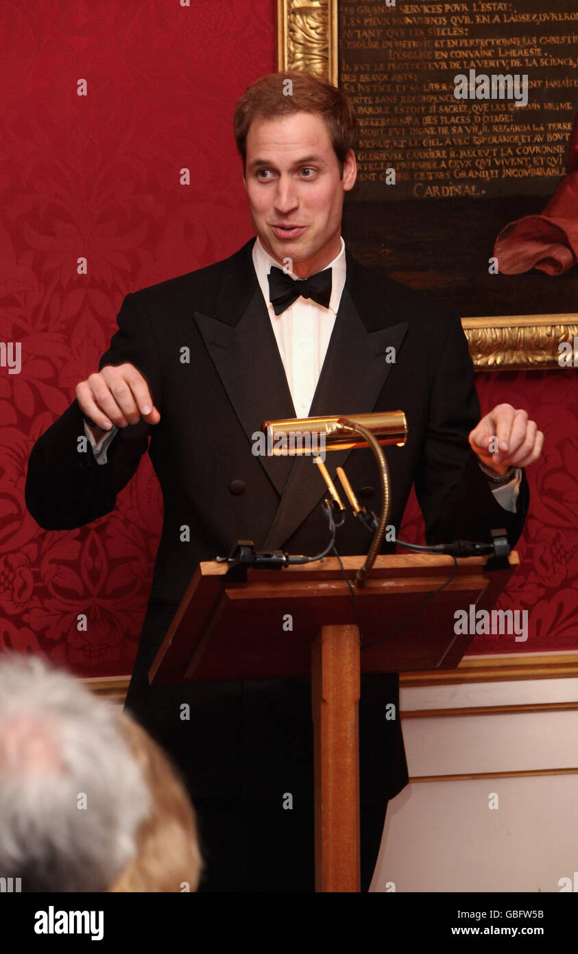 Il principe William ha tenuto il suo discorso durante una cena formale al St James's Palace per i sostenitori del principale centro di beneficenza per i giovani senza tetto del Regno Unito, celebrando il suo 40° anniversario. Foto Stock