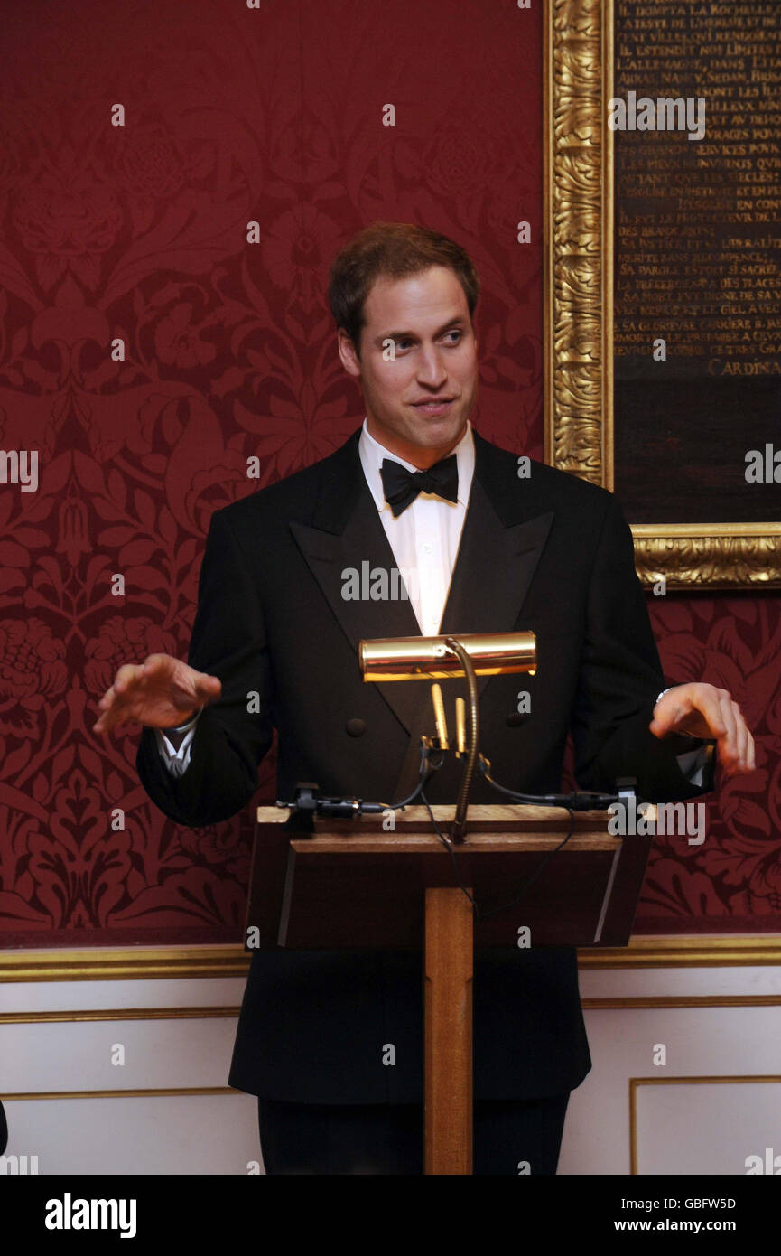Il Principe William tiene il suo discorso durante una cena formale ospitata dal Principe William al St James's Palace, per i sostenitori del principale centro di beneficenza per giovani senza tetto del Regno Unito, che celebra il suo 40° anniversario. Foto Stock
