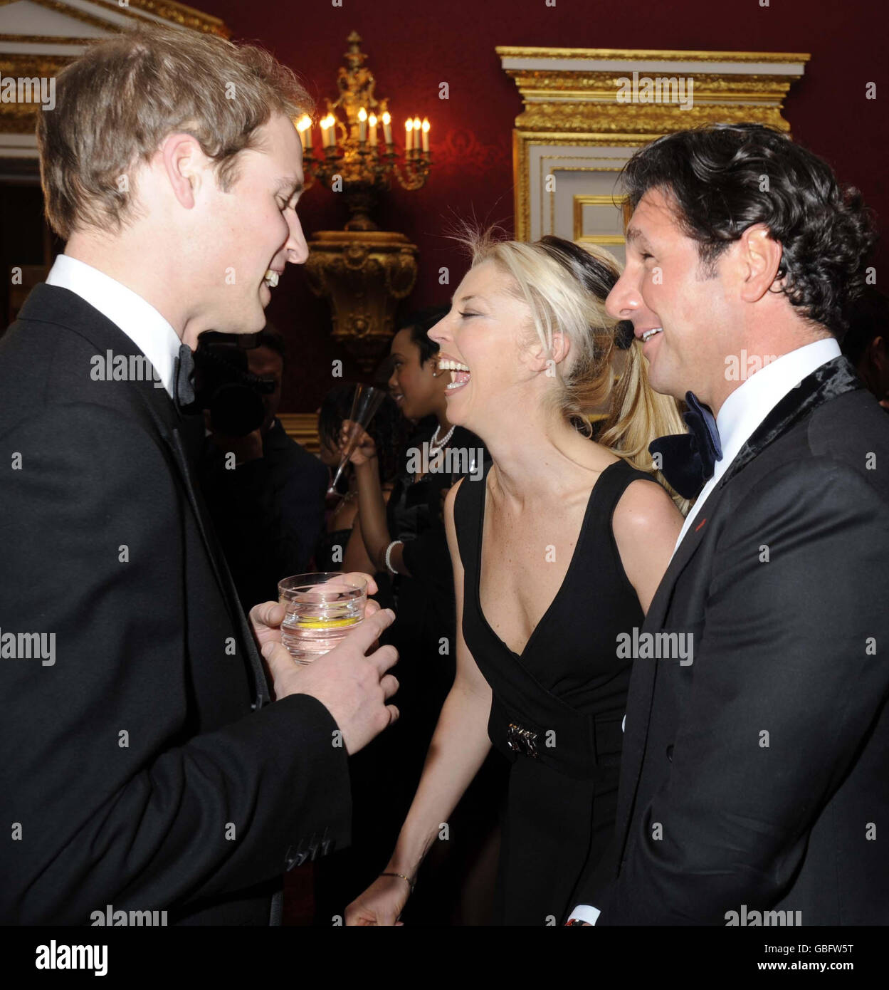 Il principe William ride con Tamara Beckwith, durante una cena formale al St James's Palace per i sostenitori del principale centro di beneficenza per i giovani senza tetto del Regno Unito, celebrando il suo 40° anniversario. . Foto Stock