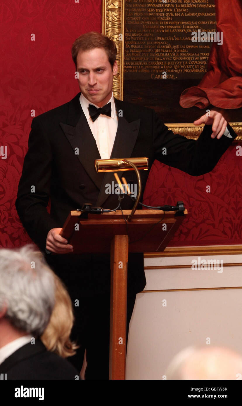 Il principe William ha tenuto il suo discorso durante una cena formale al St James's Palace per i sostenitori del principale centro di beneficenza per i giovani senza tetto del Regno Unito, celebrando il suo 40° anniversario. Foto Stock