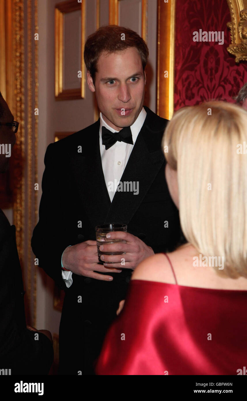 Il principe William parla con un ospite durante una cena formale al St James's Palace per i sostenitori del principale centro di beneficenza per i giovani senza tetto del Regno Unito, celebrando il suo 40° anniversario. Foto Stock