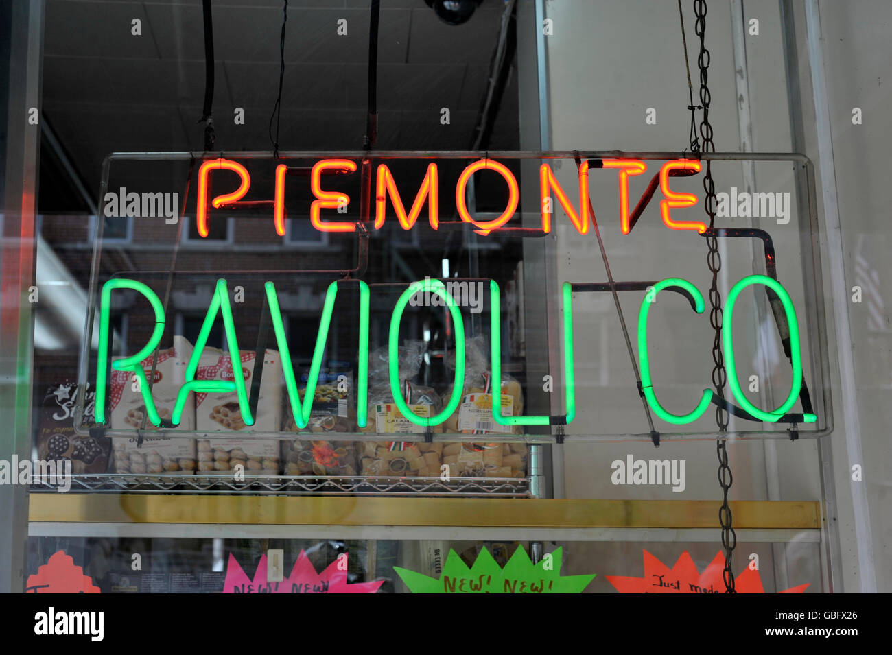 Insegna al neon piemonte ravioli co little italy new york city Foto Stock