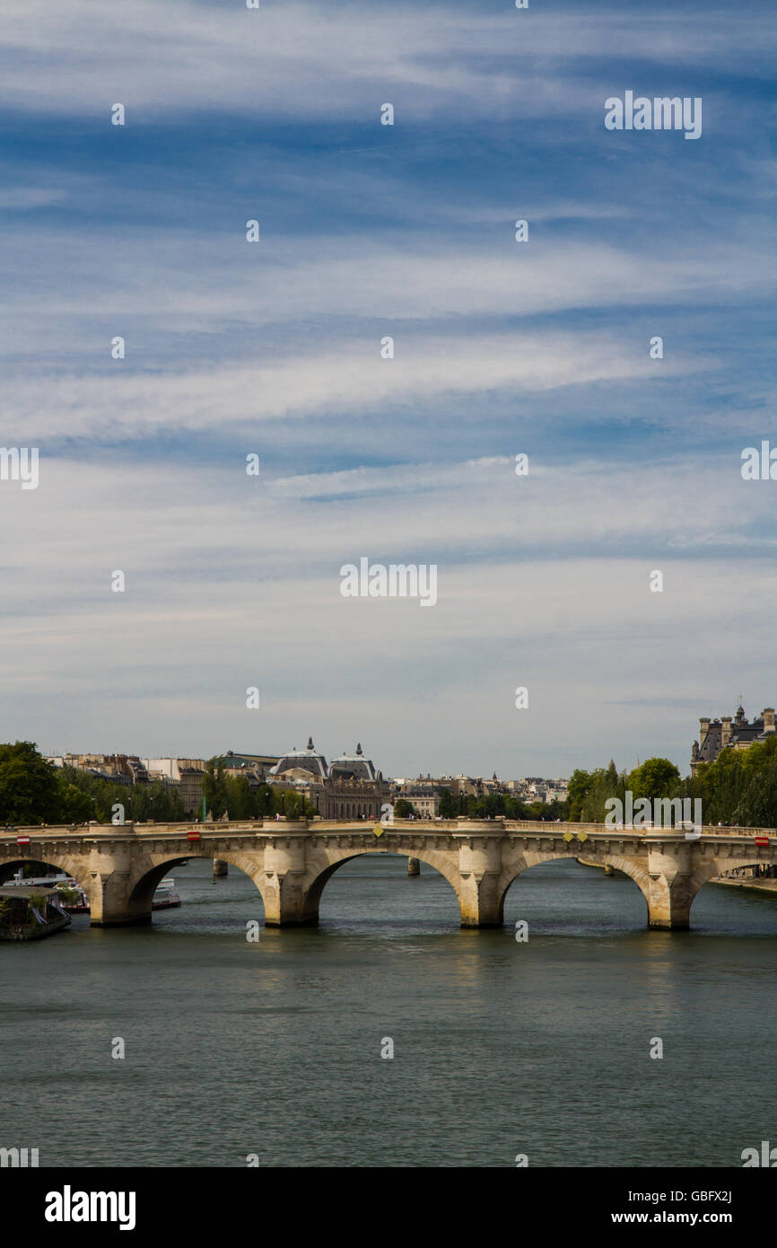 Ponte sul Fiume Senna, Pont Neuf. Parigi in Francia. Lo spazio nella parte superiore. Foto Stock