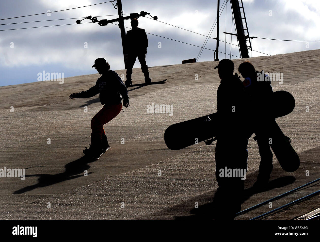 I membri del pubblico apprezzano il clima più caldo dello Swadlincote Ski and Snowboard Center, Swadlincote, Derbyshire. Foto Stock
