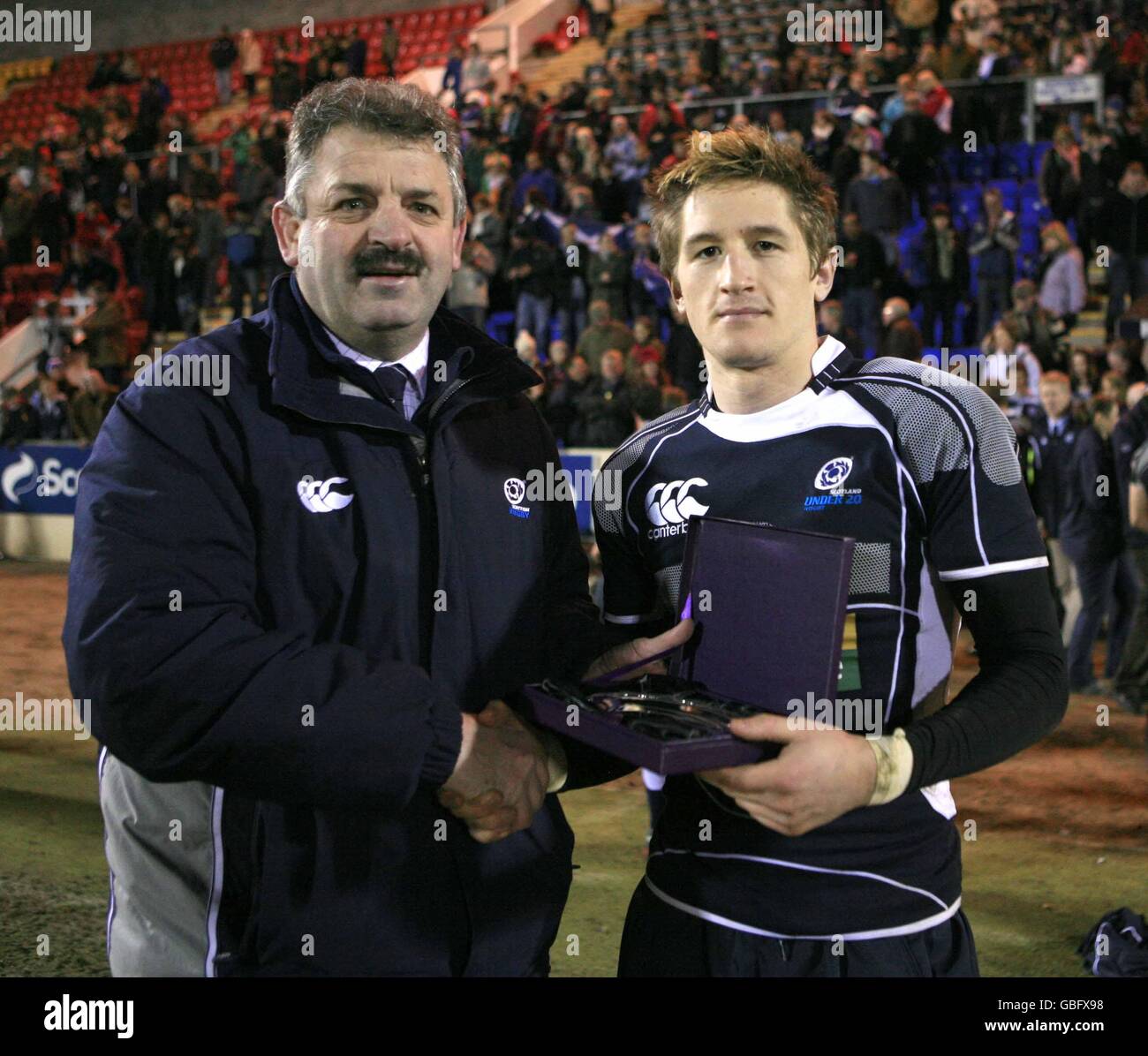 Henry Pyrgos in Scozia riceve il premio Man of the Match dallo sponsor Martin Curry (a sinistra) dopo la partita Under 20 al McDiarmid Park di Perth Foto Stock