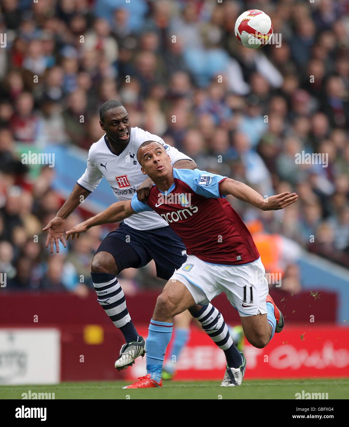 Calcio - Barclays Premier League - Aston Villa v Tottenham Hotspur - Villa Park. Ledley King di Tottenham Hotspur (a sinistra) e Gabriel Agbonlahor di Aston Villa (a destra) lottano per la palla Foto Stock