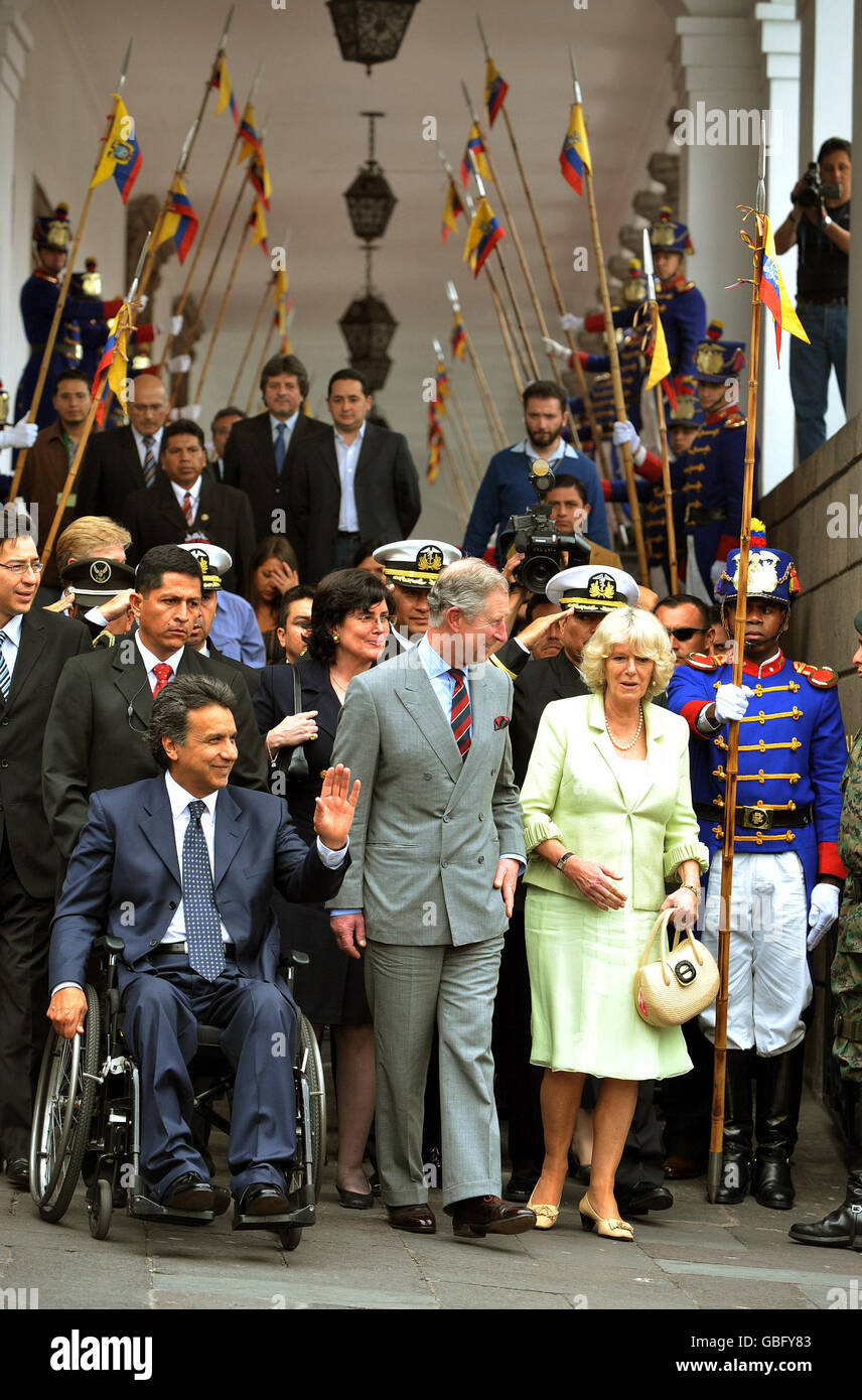 Il Principe di Galles e la Duchessa di Cornovaglia con il Vice Presidente dell'Ecuador Lenin Moreno (a sinistra, in carrozzina), mentre lasciano il Palaceo Presidenziale Quito. Foto Stock