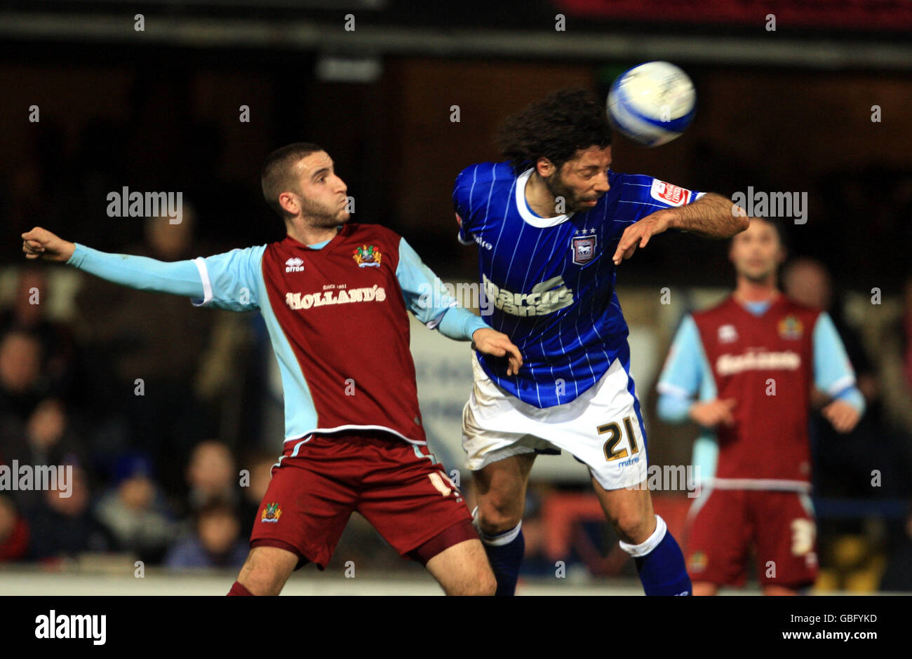 Calcio - Coca-Cola Football League Championship - Ipswich Town / Burnley - Portman Road. Ivan campo di Ipswich Town e Martin Paterson di Burnley combattono per la palla Foto Stock