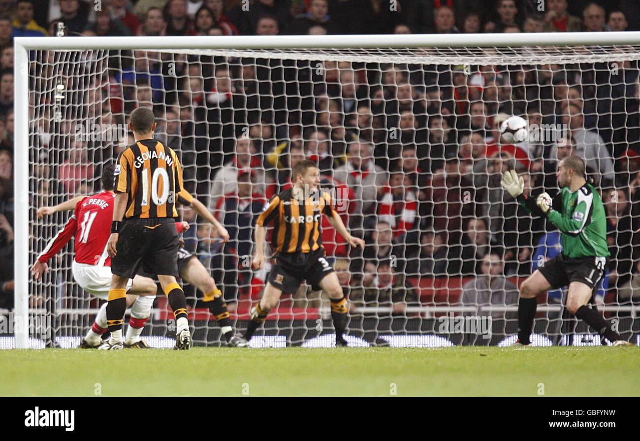 Calcio - fa Cup - Sesto turno - Arsenal / Hull City - Emirates Stadium. Robin Van Persie di Arsenal (a sinistra) segna il primo goal. Foto Stock