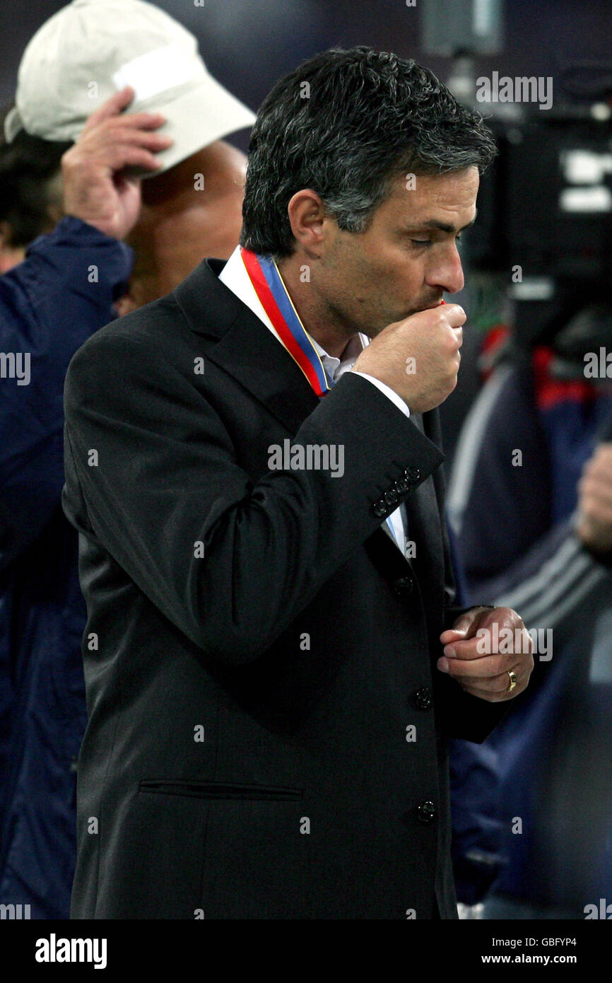 Calcio - UEFA Champions League - finale - Monaco / FC Porto. Jose Mourinho, allenatore del FC Porto, baci la medaglia dei suoi vincitori Foto Stock