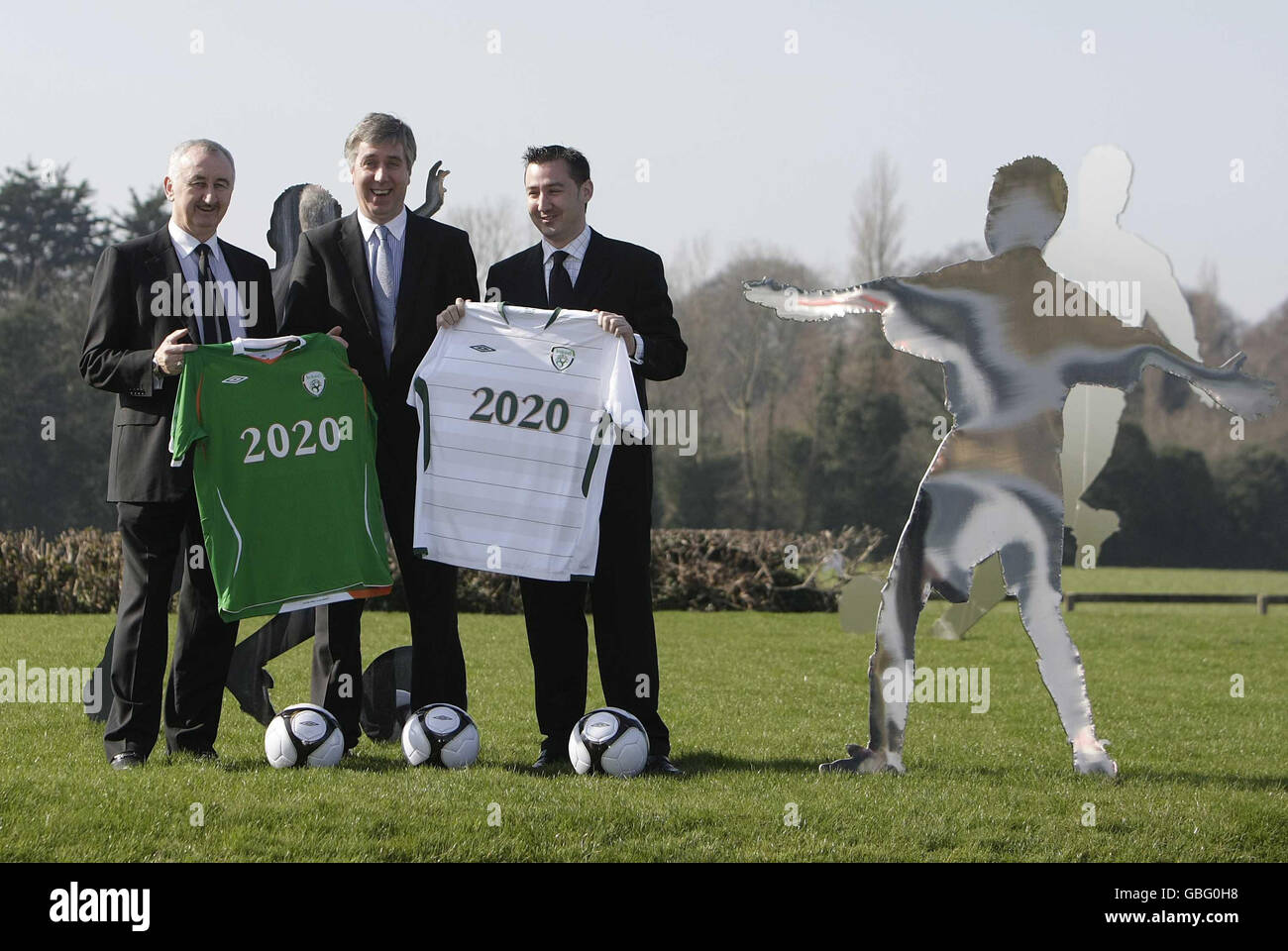 John Courtney, MD di Umbro (a sinistra), John Delaney, CEO della Football Association of Ireland, e Johathan Courtney, direttore del calcio per Umbro (a destra) annunciano una partnership commerciale di 25.6 milioni di euro, dieci anni, tra le due organizzazioni della sede della fai a Dublino. Foto Stock