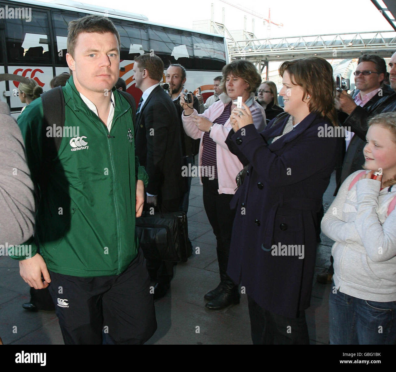 Il capitano irlandese Brian o'Driscoll arriva con la squadra per il loro volo all'aeroporto di Dublino, Dublino. Foto Stock