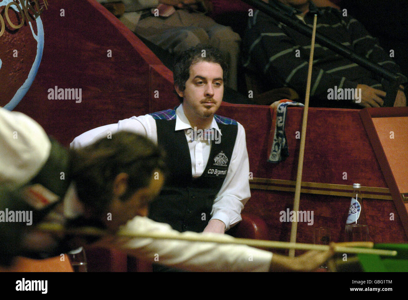 Snooker - Embassy World Championship 2004. Anthony Hamilton può solo guardare avanti nella disperazione come Ronnie o'Sullivan prende un 7-1 di testa all'intervallo Foto Stock