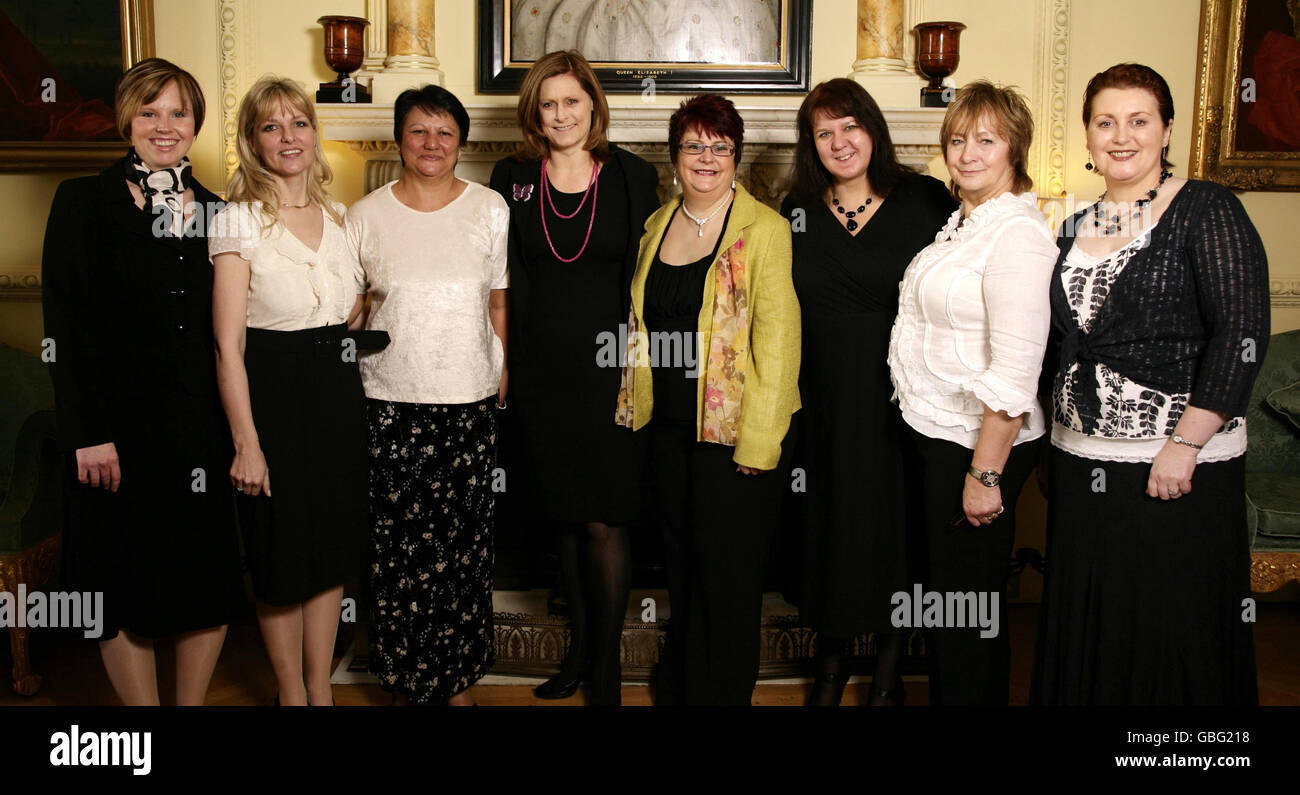 Da sinistra a destra: Sarah Hill (33 anni da Tamworth, Staffordshire, positivo mamma dell'anno), Sheryl Greentree (42, Stone, Staffordshire, caritatevole mamma), Mridula Jain (48, Cricklewood, mamma di supporto), Sarah Brown, Iris Billing, 42, St Austell, vincitore assoluto), Dorothy Higgins (42, Faversham, Community Mum), Vali Bugden (62, West Acton, Inspirational Mum) e Linda James (48, Tremorfa, Cardiff, Achieving Mom) al ricevimento per la colazione al 10 Downing Street, nel centro di Londra, per i premi Tesco Magazine Mum of the Year. Foto Stock