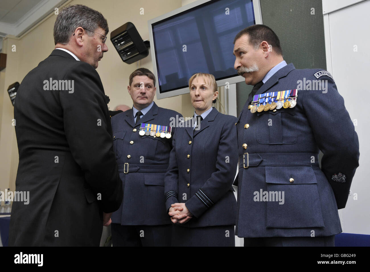 Il Ministro delle forze armate Bob Ainsworth con il personale RAF, che organizza e coordina i rimpatri a RAF Lyneham, dove si reca per ringraziare tutti coloro che hanno partecipato alle cerimonie di ripartizione militare. Foto Stock