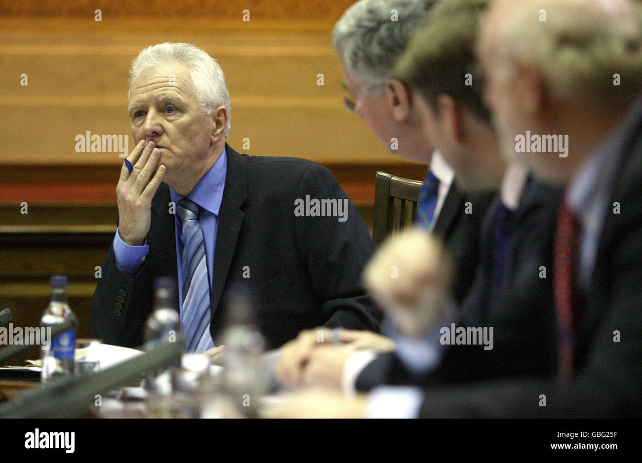 Crisi bancaria. Il presidente del Comitato John McFall all'interno della Camera del Senato a Stormont, Belfast. Foto Stock