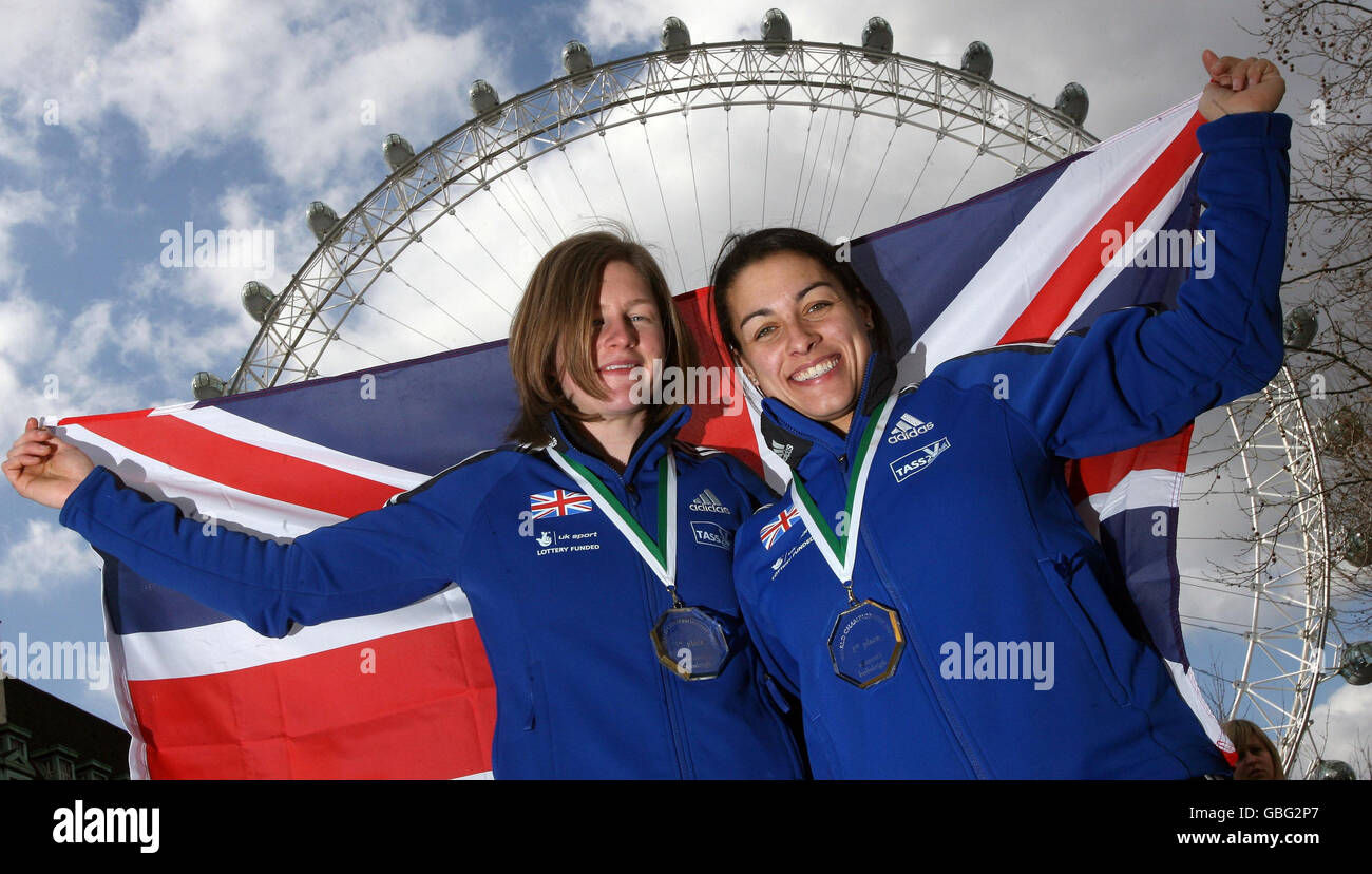 I campioni del mondo di bob Nicola Minichiello (a destra) e Gillian Cooke (a sinistra) del London Eye dopo aver vinto le medaglie d'oro nei Campionati del mondo al lago Placid a febbraio. Foto Stock