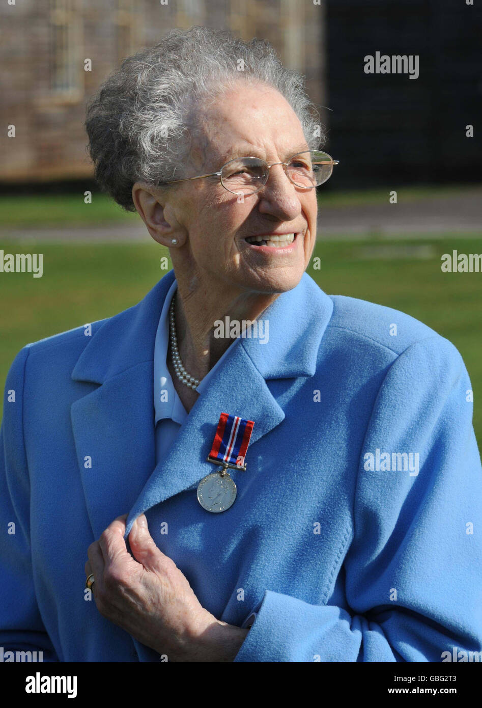 La pensionato Edna Peckham ha ricevuto oggi con orgoglio la sua seconda medaglia della guerra mondiale - appena 66 anni dopo ha rischiato la sua vita per la Gran Bretagna. Foto Stock