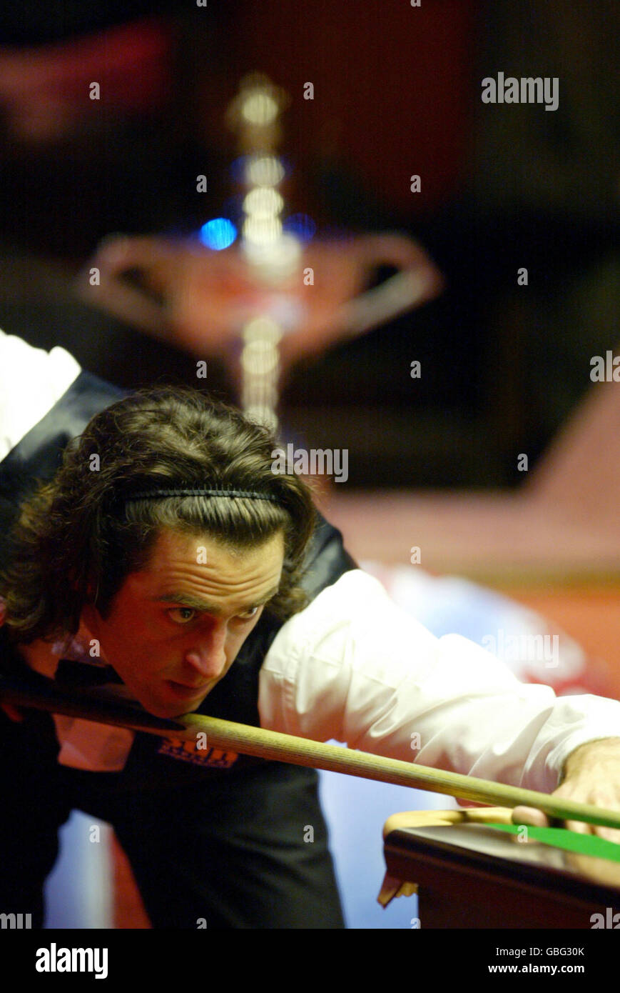 Snooker - Campionato del mondo delle Ambasciate 2004. Ronnie o'Sullivan in azione contro Stephen Hendry Foto Stock