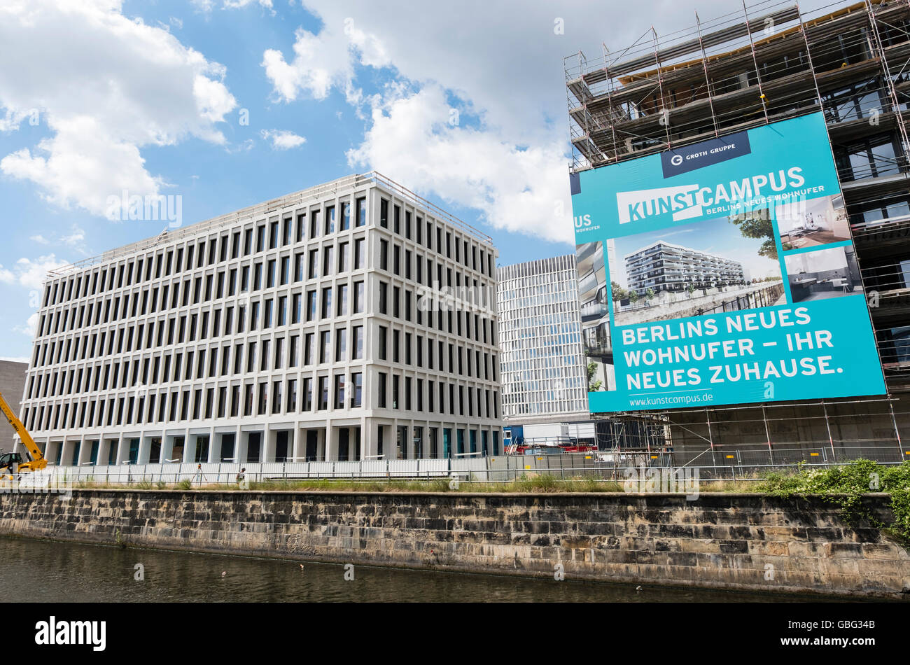 Vista del nuovo lato canale ufficio e appartamento di lusso di edifici in fase di costruzione a nuovo Europacity lo sviluppo di proprietà a Berlino Foto Stock