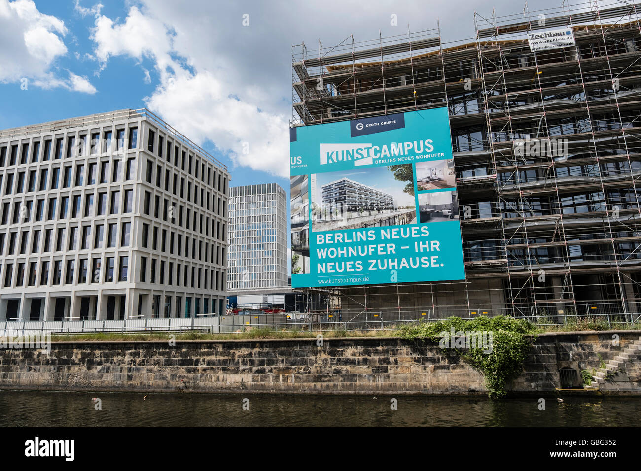 Vista del nuovo lato canale ufficio e appartamento di lusso di edifici in fase di costruzione a nuovo Europacity lo sviluppo di proprietà a Berlino Foto Stock