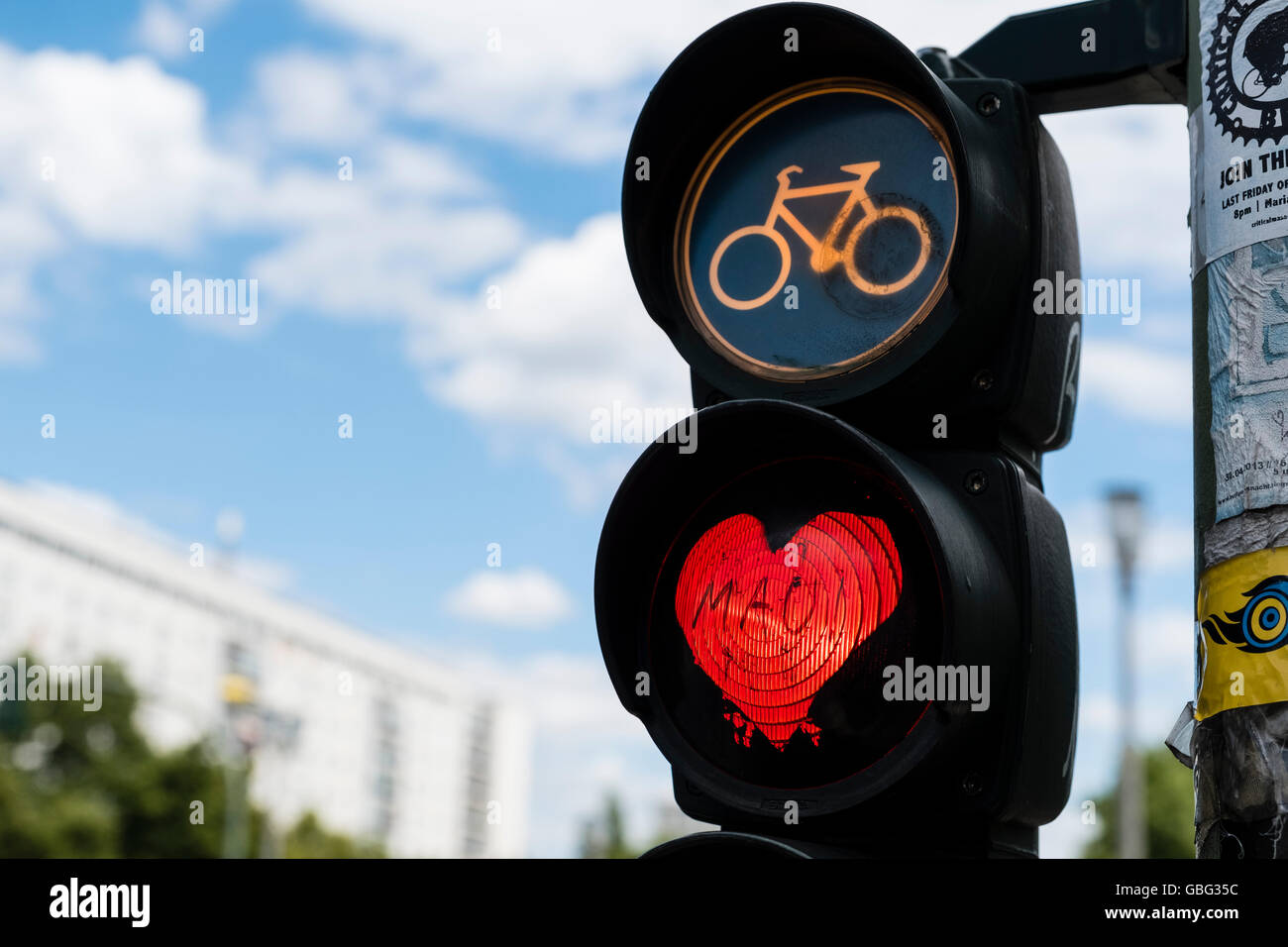 Dettaglio della luce rossa di stop al semaforo per ciclisti con amore rosso cuore a Berlino Germania Foto Stock