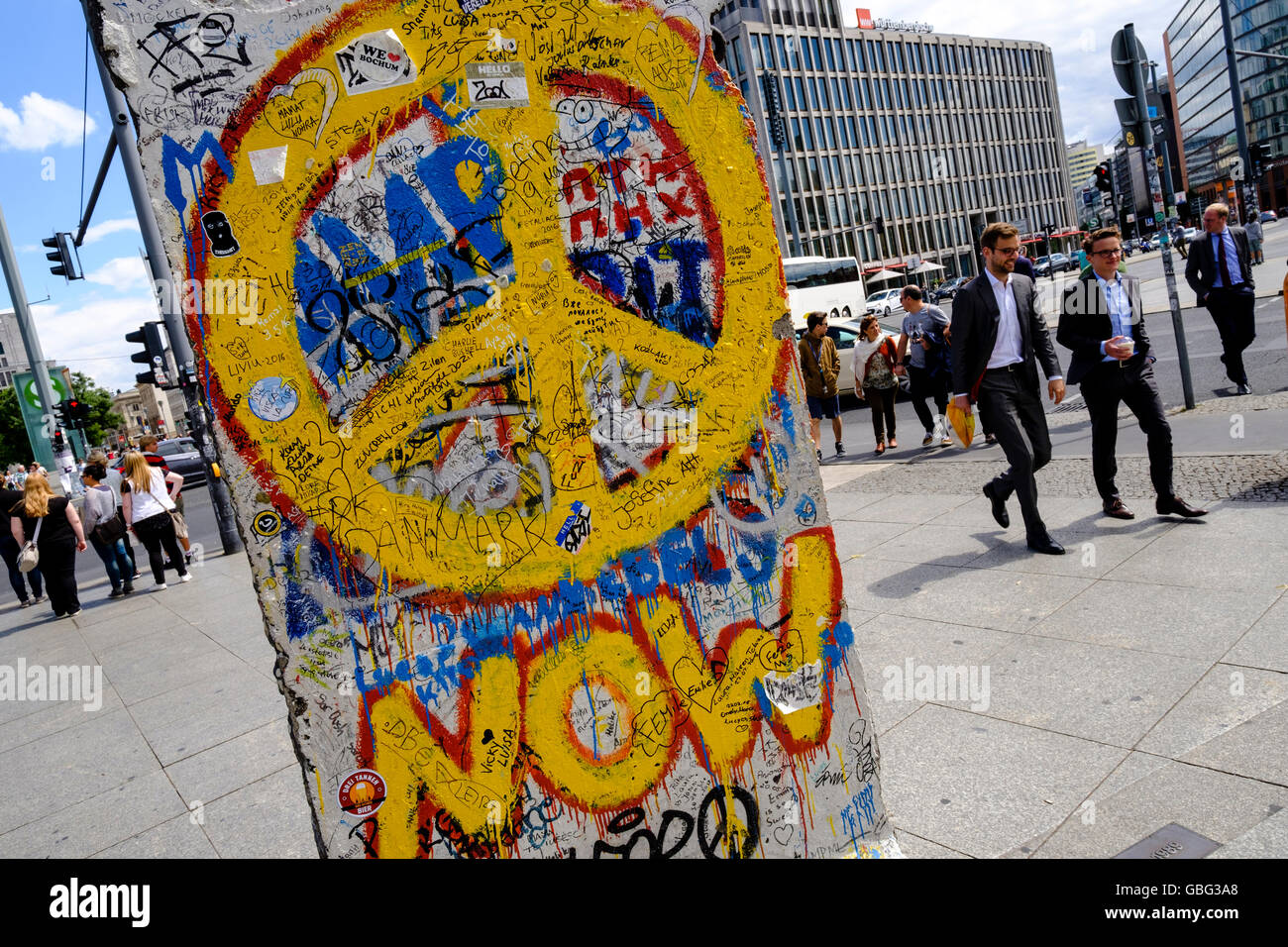 La sezione del muro di Berlino con graffiti a Potsdamer Platz a Berlino Germania Foto Stock