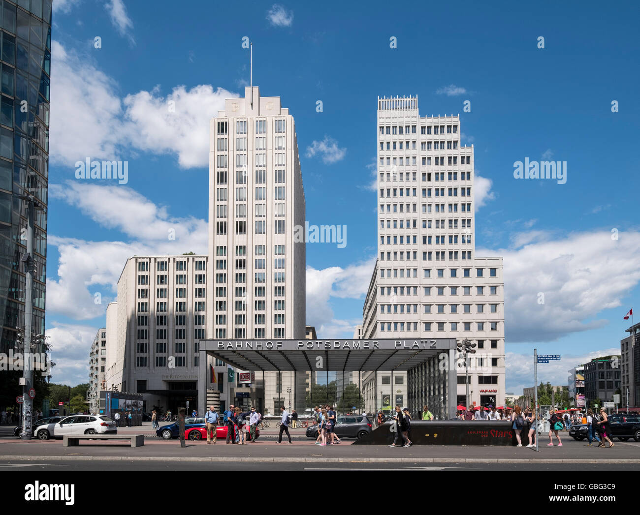 Vista di edifici moderni con il Ritz Carlton Hotel a sinistra in Potsdamer Platz a Berlino Germania Foto Stock