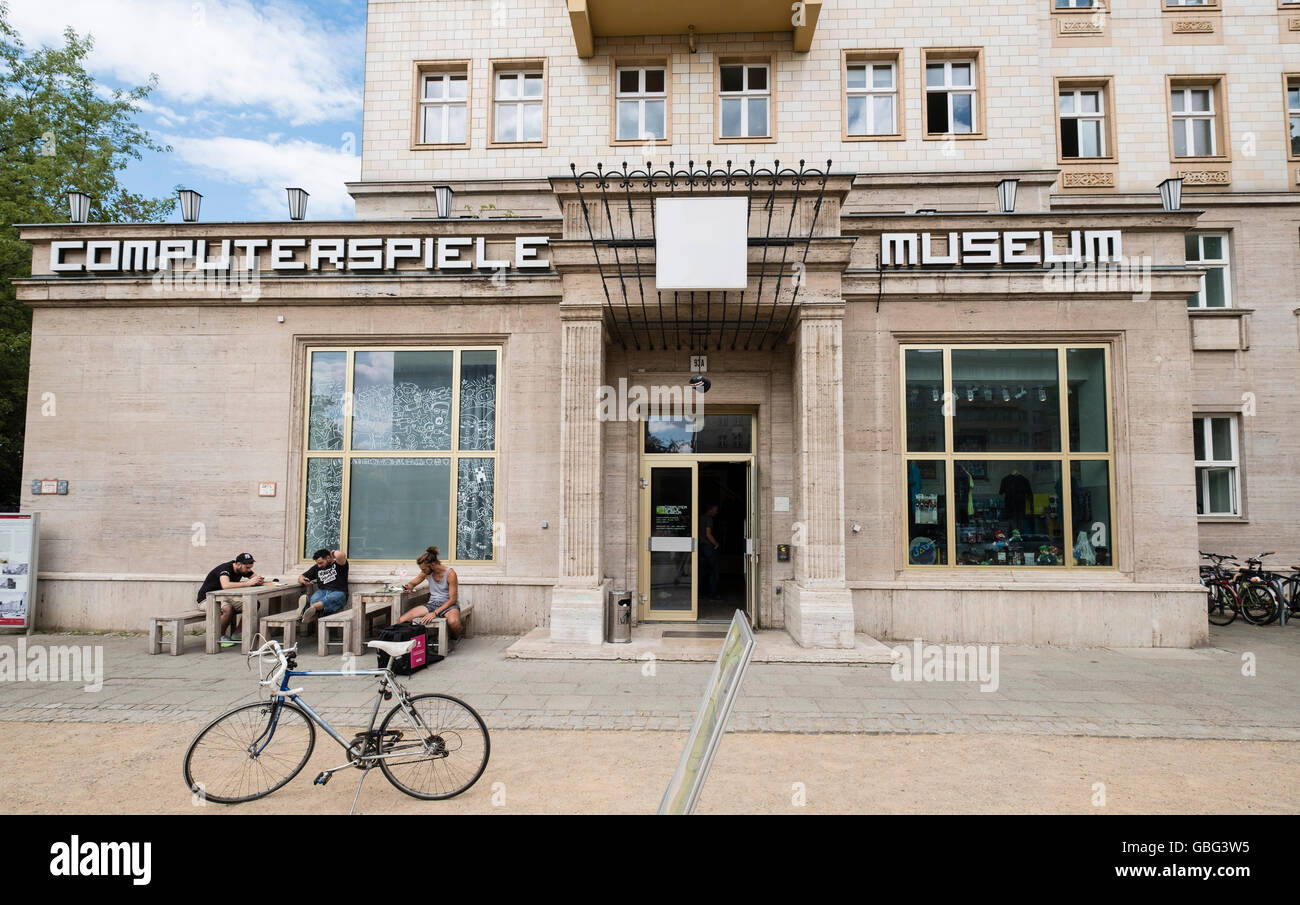 Esterno del Museo Computerspiele o giochi al computer Museo su Karl Marx Allee Berlino Germania Foto Stock