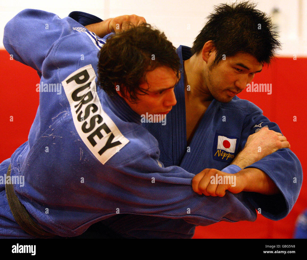 La star giapponese del judo Kosei Inoue e Matthew Purssey partecipano a una sessione di formazione presso la sede centrale di JUDO Scozia a Ratho, dove si esercitano con alcuni dei principali concorrenti del judo britannico. Foto Stock