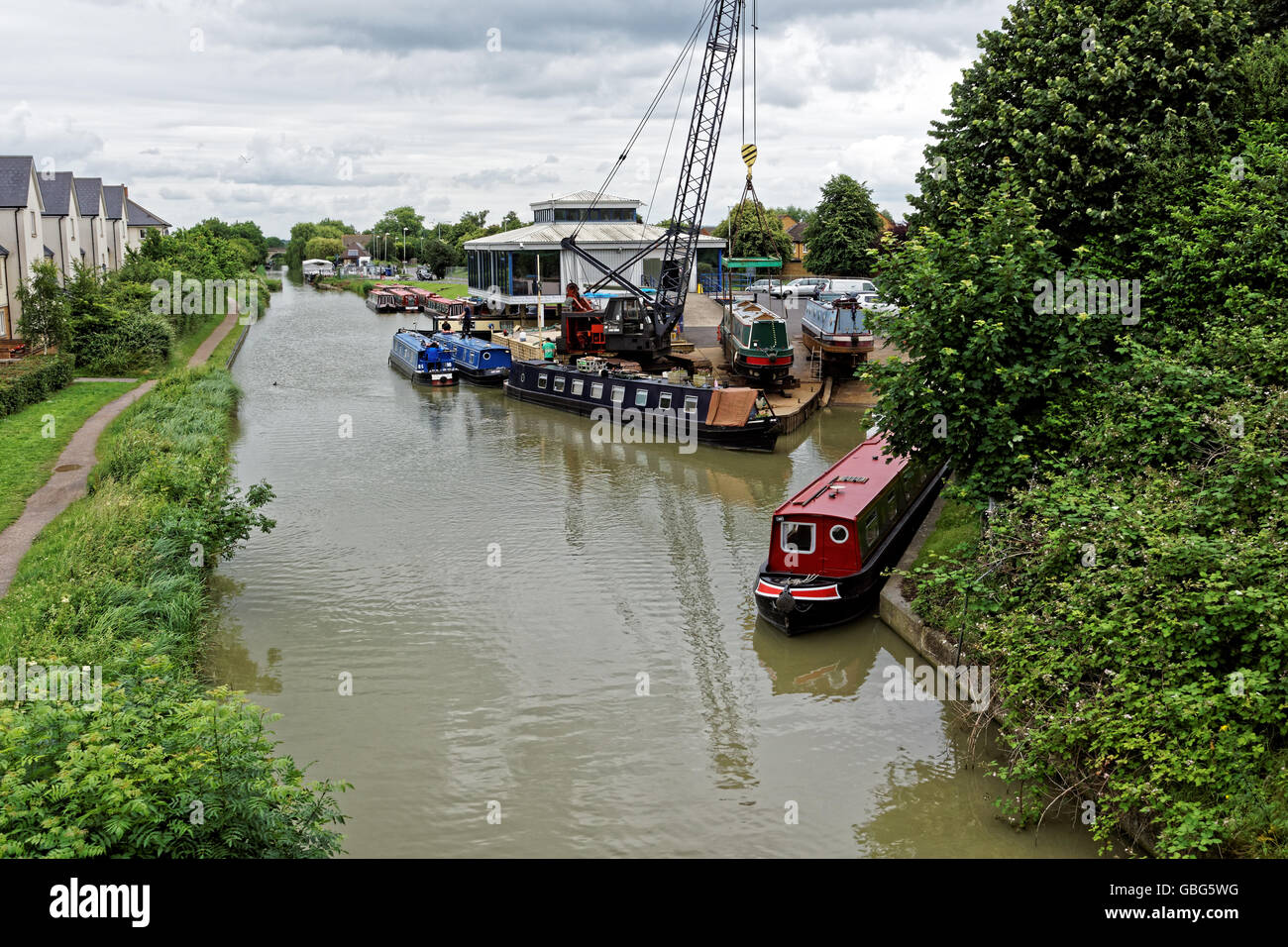 Narrowboats fuori dall'acqua per la manutenzione Foto Stock
