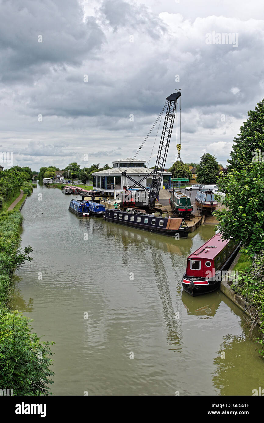 Narrowboats fuori dall'acqua per la manutenzione Foto Stock