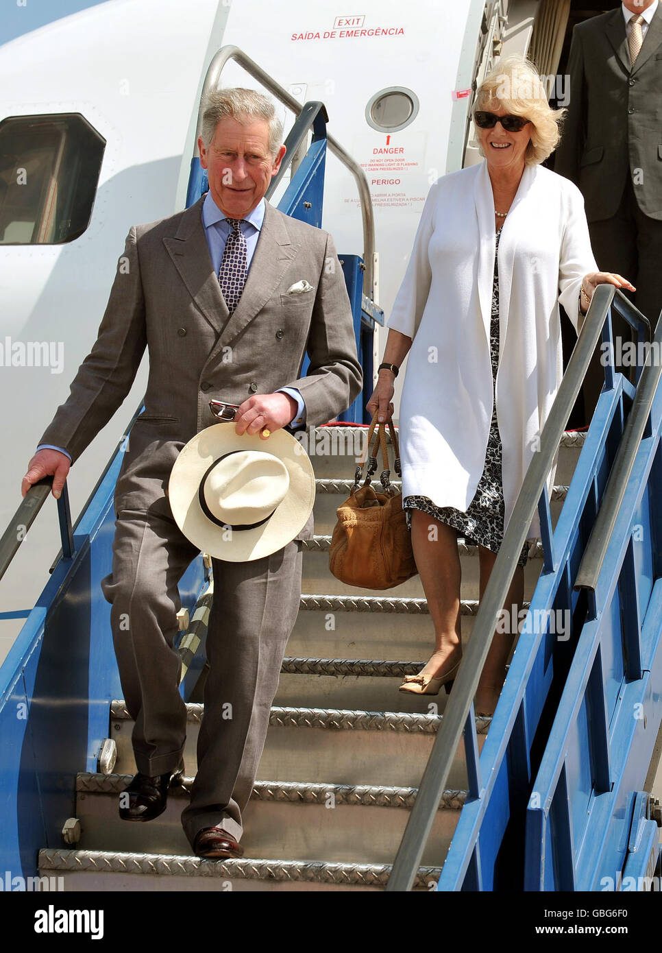 Il Principe di Galles e la Duchessa di Cornovaglia scalano i loro aerei Jet dopo essere arrivati all'aeroporto di Santiago in Cile, Sud America, mentre iniziano un tour di 10 giorni del Sud America. Foto Stock