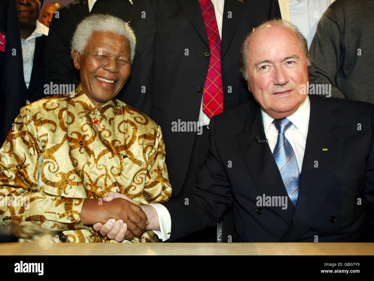 Il presidente della FIFA Sepp Blatter stringe le mani con il primo  sudafricano Il presidente Nelson Mandela dopo che il Sudafrica è stato  insignito del Mondiale Coppa in 2010 Foto stock - Alamy