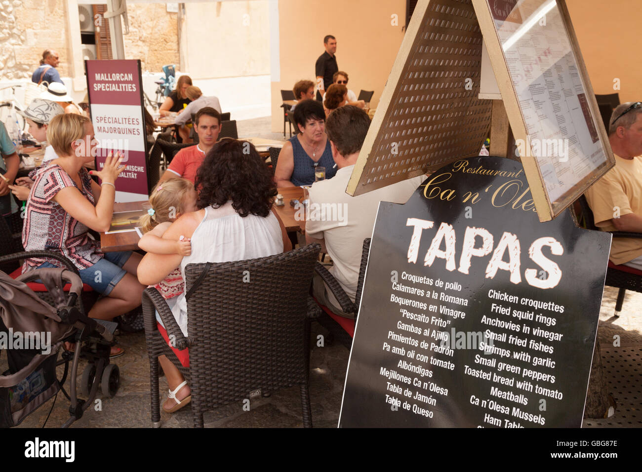 Mangiare tapas; Tapas Bar con gente che mangia un pasto, Pollensa, Mallorca ( Maiorca ), Isole Baleari Spagna Europa Foto Stock