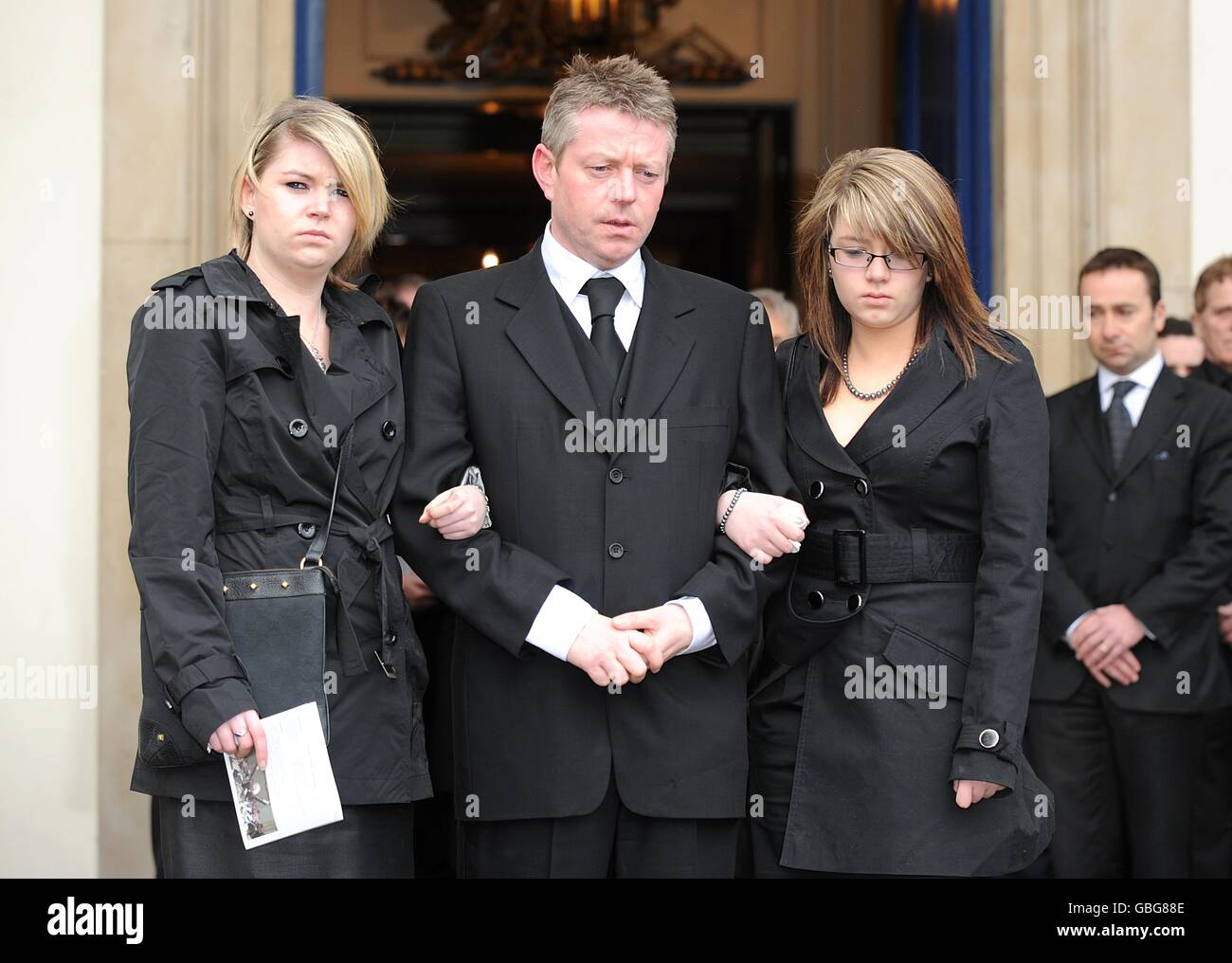 John Burns partecipa ai funerali di Wendy Richard presso la St Marylebone Parish Church, Marylebone Road nel centro di Londra. Foto Stock