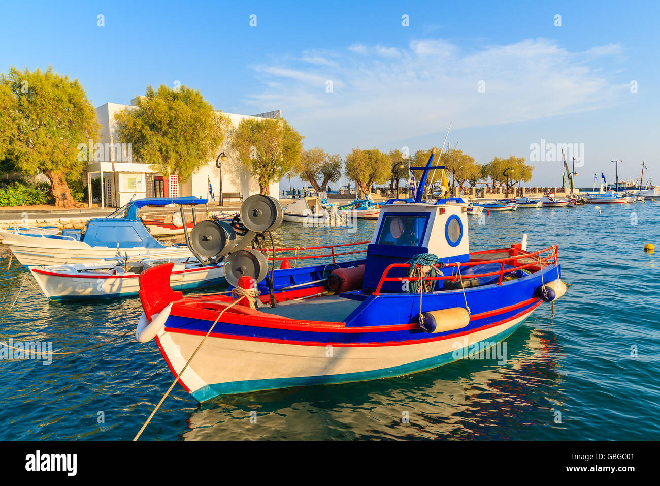 Tradizionale greco colorate barche da pesca in Pythagorion porto al tramonto, Samos Island, Grecia Foto Stock