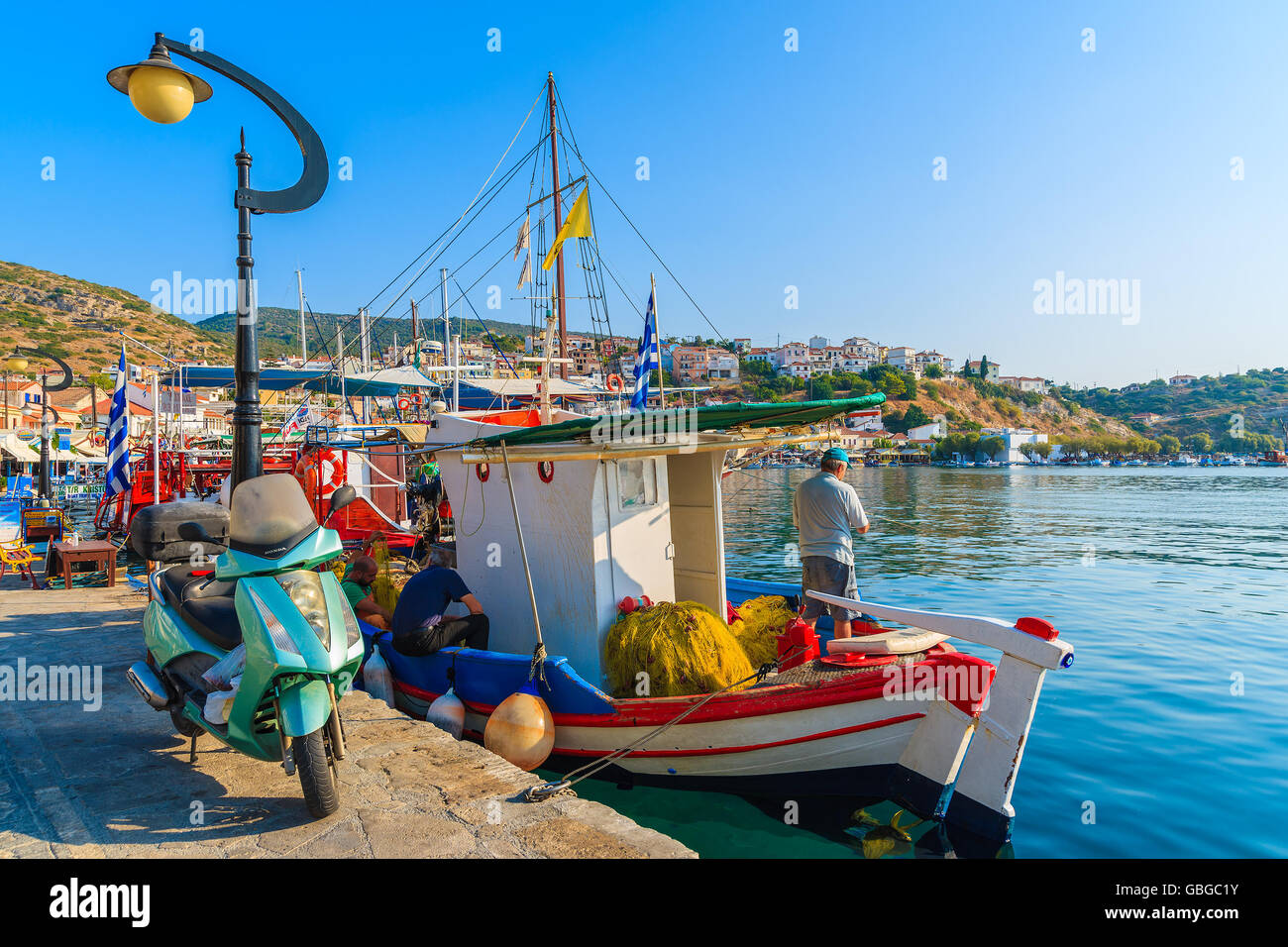 PYTHAGORION PORTA, isola di Samos - Sep 19, 2015: pescatore in piedi su una barca in bella Pythagorion porta sull isola di Samos, greco Foto Stock