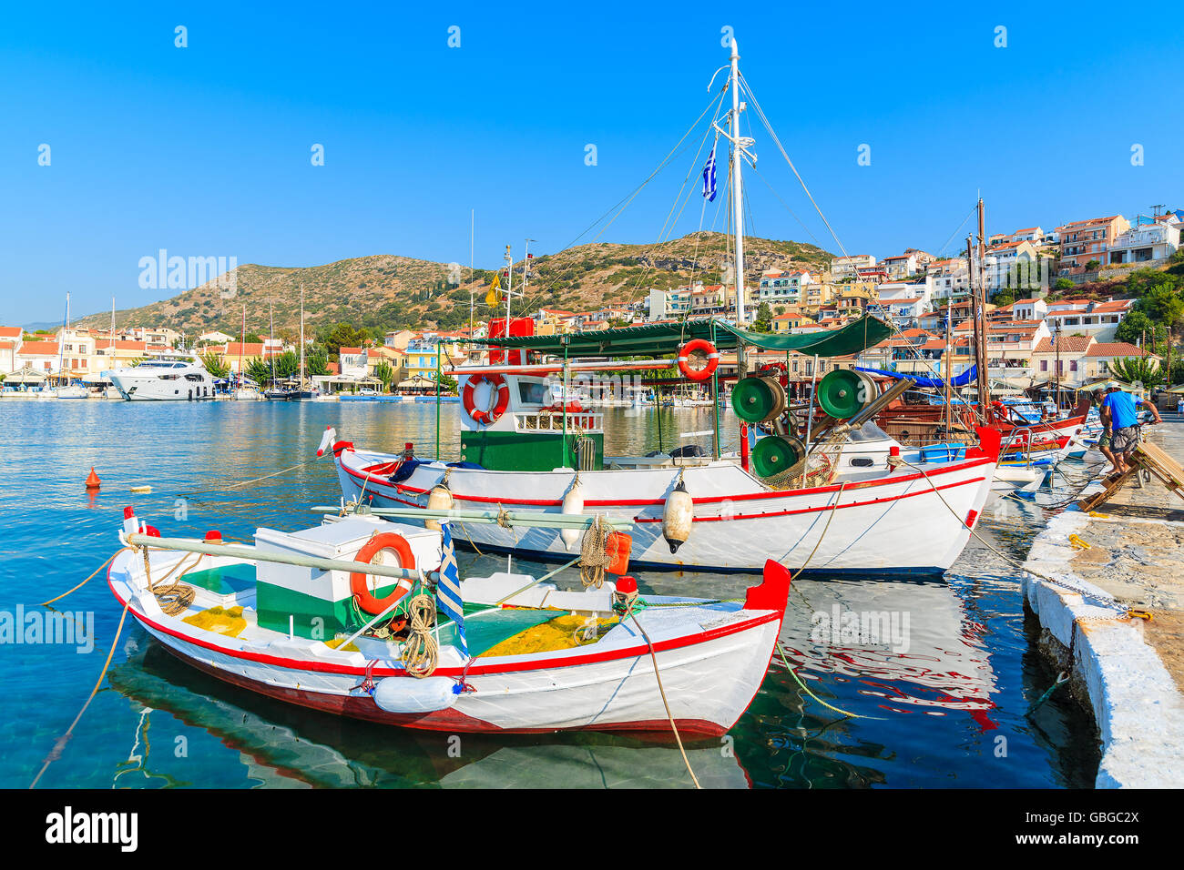 Tipico greco colorate barche da pesca in Pythagorion porta sull isola di Samos, Grecia Foto Stock