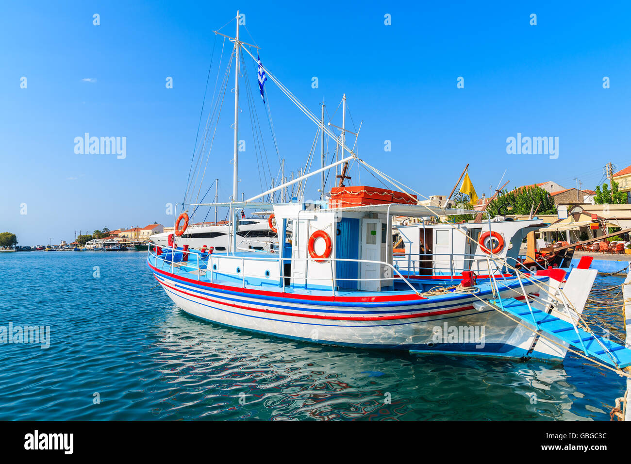 Tipico greco colorate barche da pesca in Pythagorion porta sull isola di Samos, Grecia Foto Stock