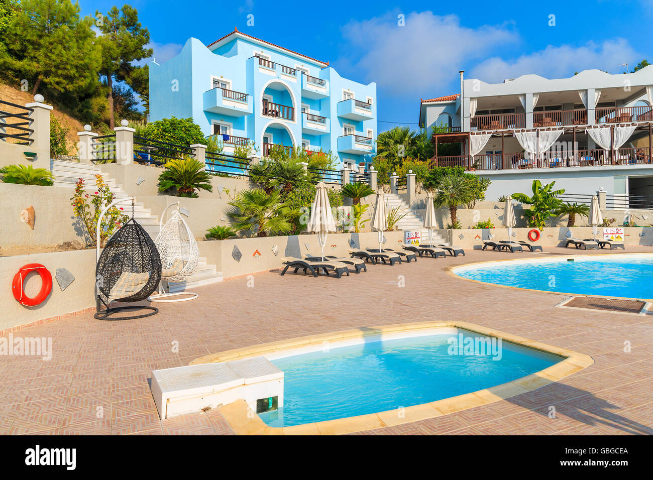 Isola di Samos, Grecia - Sep 20, 2015: vista della piscina e colorato hotel edifici sulla soleggiata giornata estiva, isola di Samos, greco Foto Stock