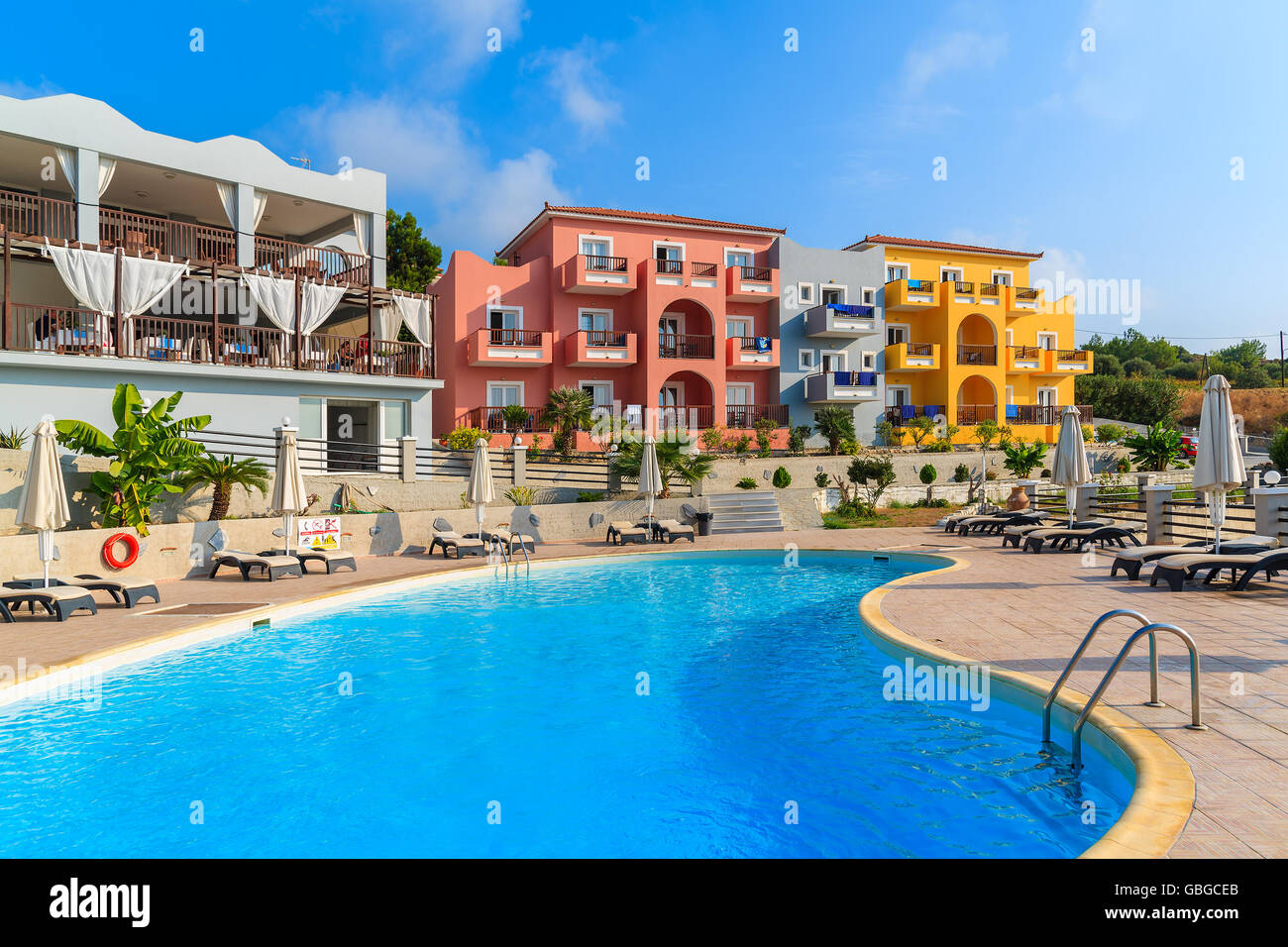 Isola di Samos, Grecia - Sep 20, 2015: vista della piscina e colorato hotel edifici sulla soleggiata giornata estiva, isola di Samos, greco Foto Stock