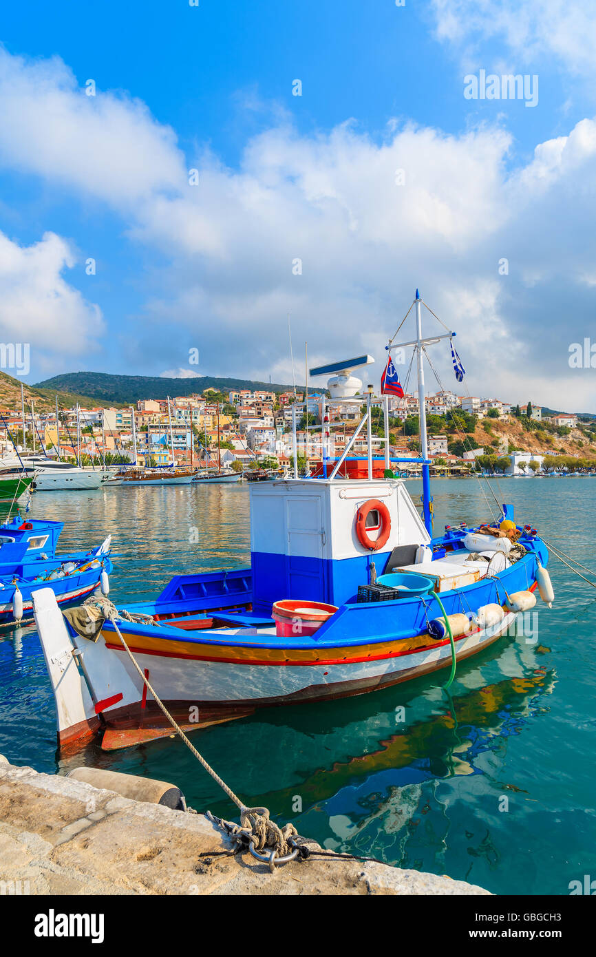 La pesca tradizionale barca nel porto di Pythagorion a Samos Island, Grecia Foto Stock