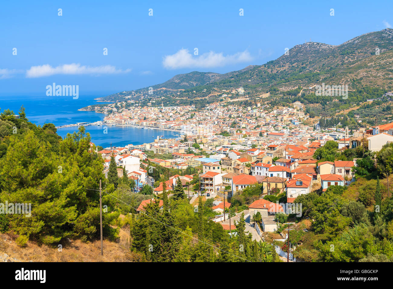 Una vista della città di Samos che è situato in una splendida baia sulla costa di Samos Island, Grecia Foto Stock
