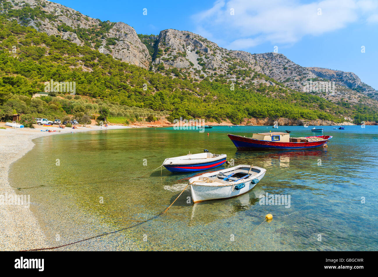 Tradizionali barche da pesca nella baia di mare sulla spiaggia appartata, Samos Island, Grecia Foto Stock