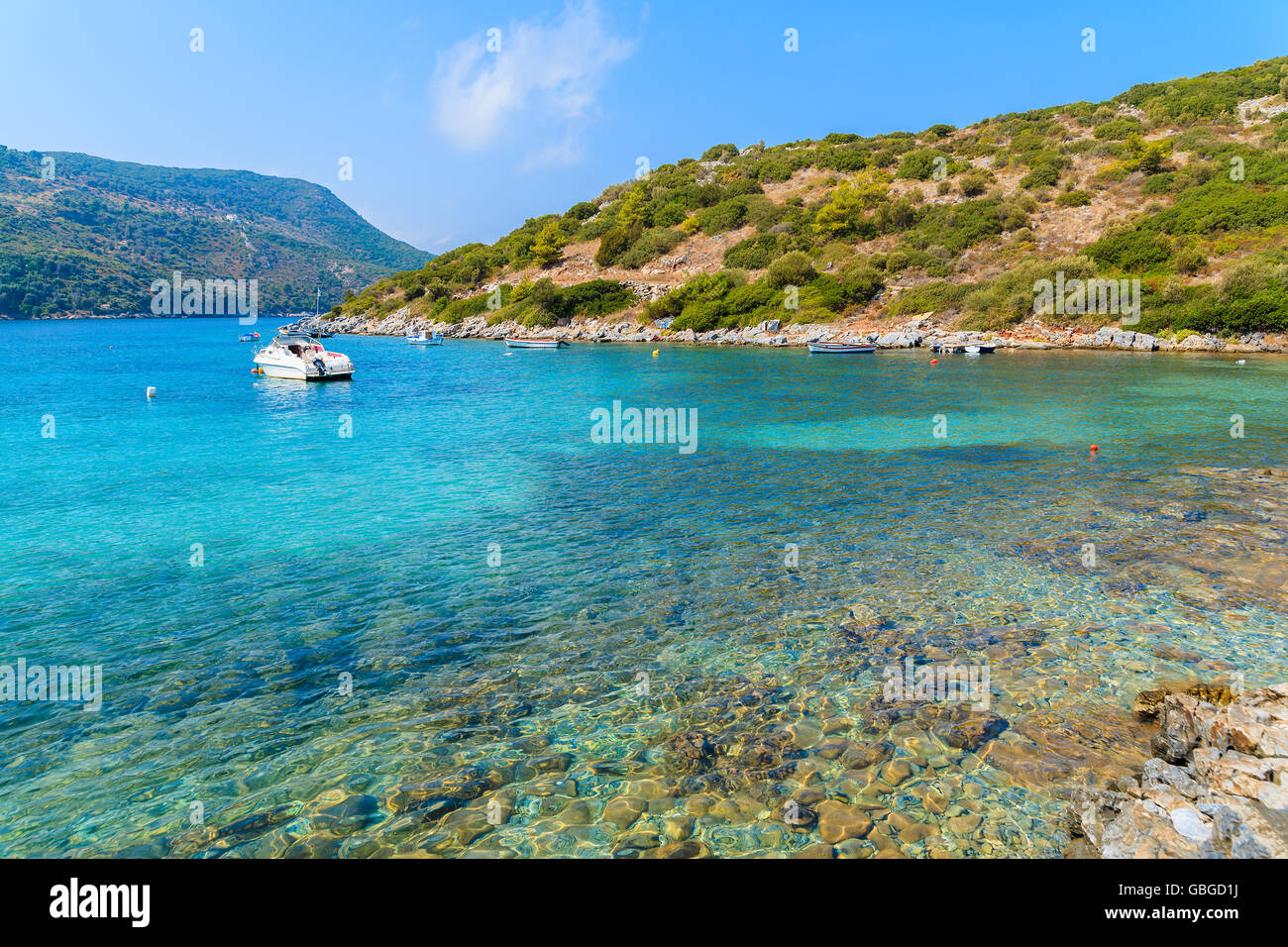 L'acqua cristallina del mare baia sulla costa di Samos Island, Grecia Foto Stock