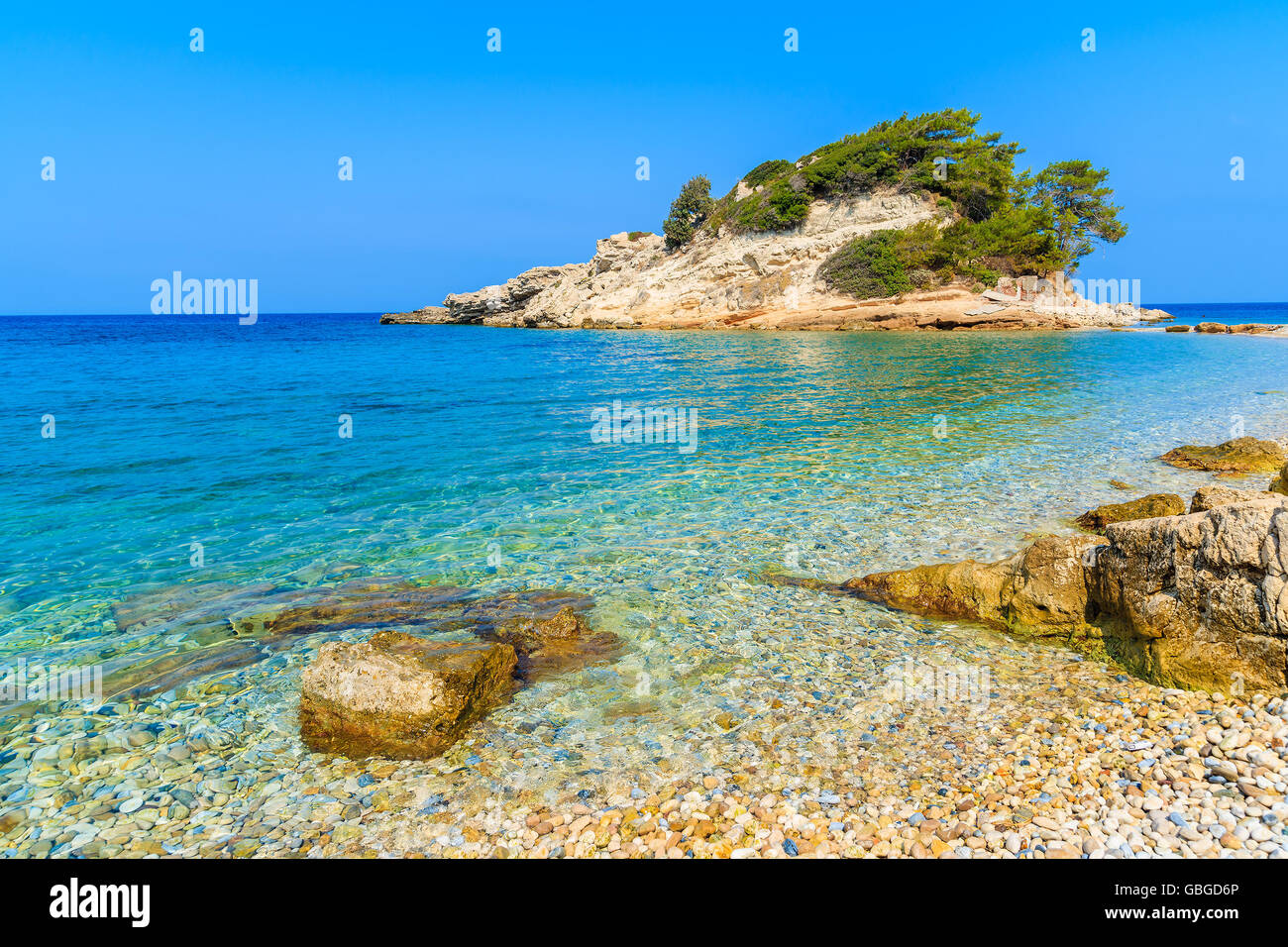 Ghiaiosa spiaggia di pietra nella città Kokkari, Samos Island, Grecia Foto Stock