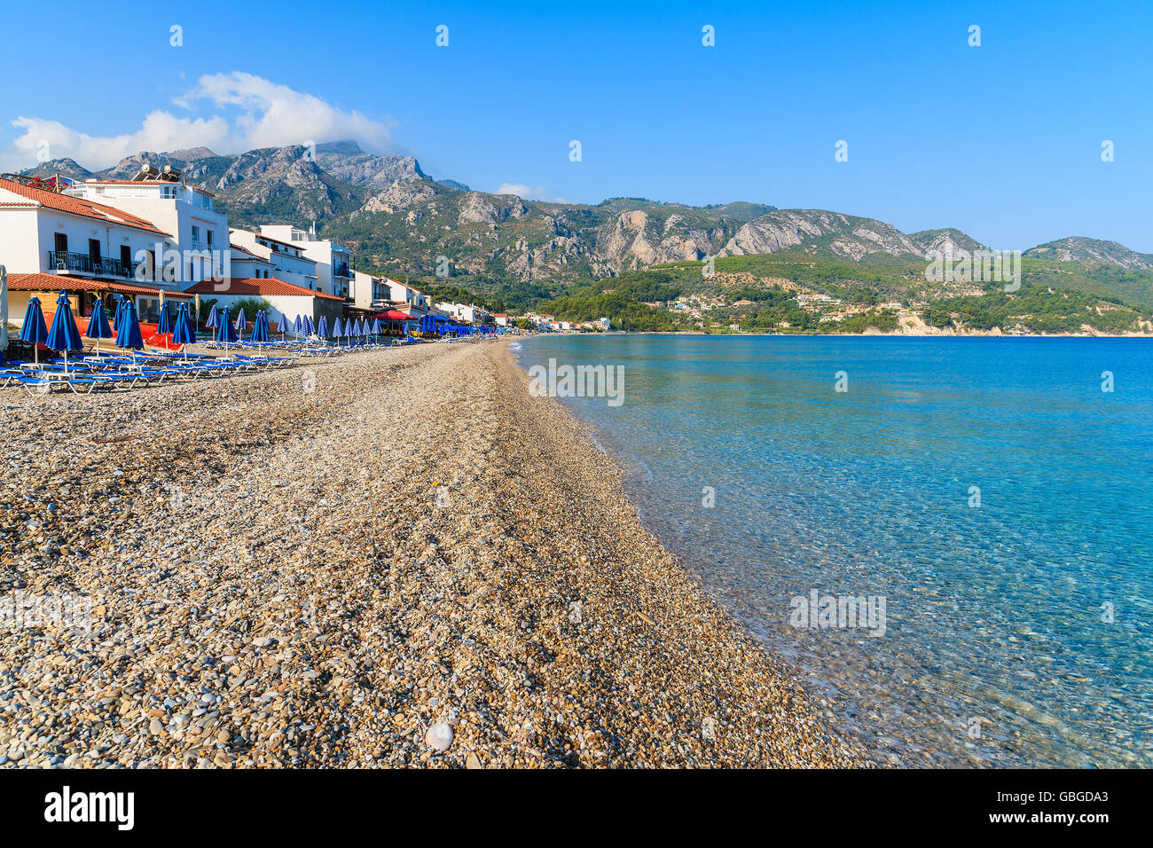 Vista di Kokkari beach e case di città in distanza, Samos Island, Grecia Foto Stock